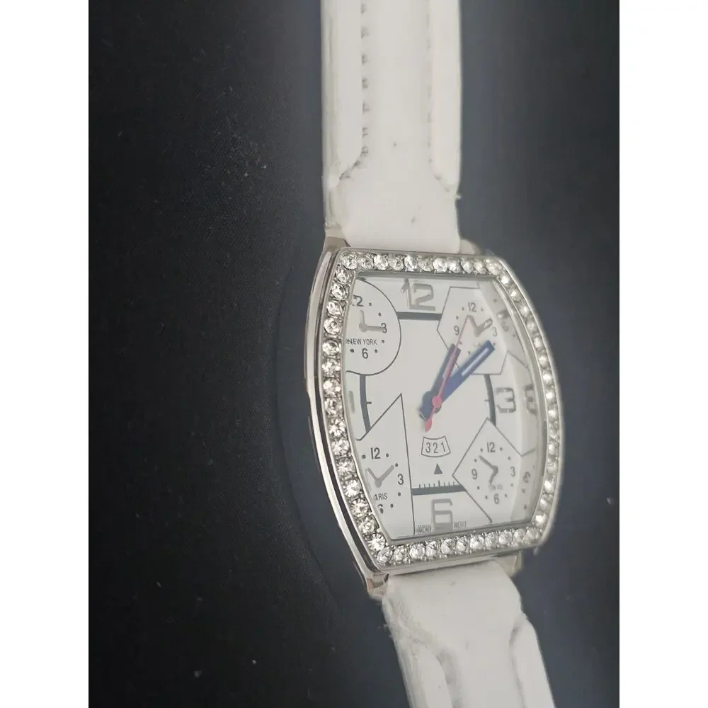 38.1mm crystal Fashion Analog Quartz watch w/white Faux Leather Band